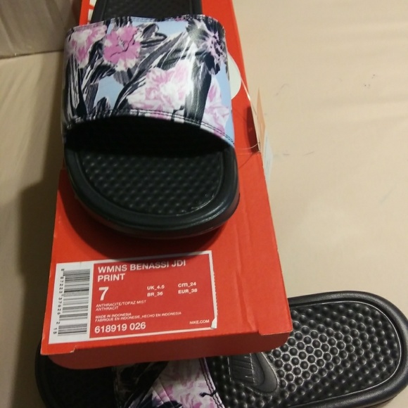 Nike Slides - Picture 6 of 8
